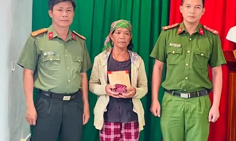 Người phụ nữ Quảng Ngãi vỡ òa hạnh phúc nhận lại "gia tài" đánh rơi chỉ sau 12 giờ trình báo
