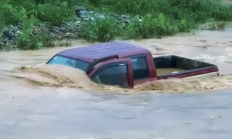 Video: Khoảnh khắc tài xế thoát khỏi xe bán tải trong tích tắc trước khi bị lũ cuốn