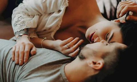 “Giờ vàng” cho chuyện chăn gối theo tuổi tác: Hé lộ khung giờ dễ thăng hoa nhất