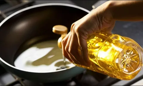 Dùng dầu thực vật để nấu ăn, nếu sai cách chẳng khác gì đưa chất độc vào cơ thể 