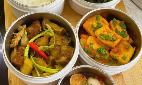 Mang cơm đi làm mỗi ngày nhưng nhiều người không biết mình đang mắc 3 sai lầm hại sức khỏe