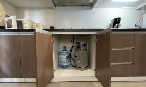 Đặt bình gas ngay dưới bếp: Tiện nhưng tiềm ẩn rủi ro, nhiều gia đình vẫn đang làm sai