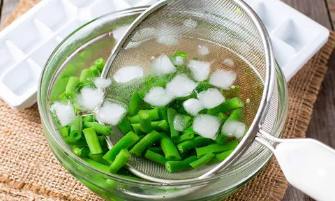 Đừng chỉ dùng đá viên để làm mát nước uống: 5 mẹo nấu ăn cực hay giúp món nào cũng ngon hơn
