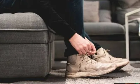 Vì sao nhiều người Mỹ thoải mái đi giày vào nhà?