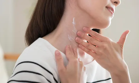 5 bài massage vùng cổ giúp cải thiện nếp nhăn và hạn chế chảy xệ