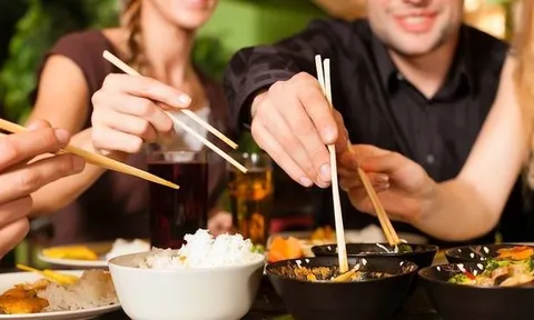 Nhìn cách ăn cơm cũng đủ biết một người có được dạy dỗ tử tế từ nhỏ hay không