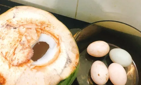 Luộc trứng vịt lộn, cho thêm thứ này để trứng thơm ngọt, giảm mùi tanh