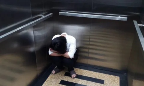 Nếu thang máy mất điện khi đang ở bên trong, điều gì sẽ xảy ra?
