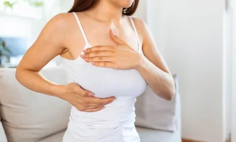 2 thói quen của chồng có thể làm tăng yếu tố nguy cơ ung thư vú ở vợ