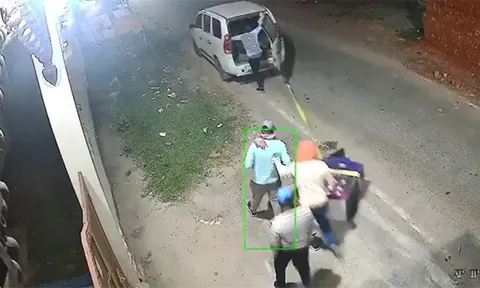 Đột kích cây ATM giữa đêm: Kẻ gian dùng ô tô kéo lê "két sắt" tẩu thoát