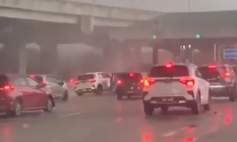 Đang lưu thông trên cao tốc, tài xế ngỡ ngàng thấy ô tô phía trước bị... gió lốc "bốc" lên khỏi mặt đất