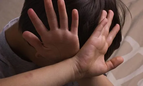 Cô giáo bị cáo buộc nhấc bổng, kéo lê bé 2 tuổi: Camera hé lộ chuỗi hành vi gây phẫn nộ