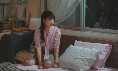 Chồng cũ xin ngủ lại 1 đêm để tiện thăm con, sáng hôm sau tôi bủn rủn ám ảnh khi nhặt được tờ giấy trên giường