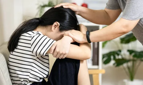 Con gái 15 tuổi đi khám da liễu được kê thuốc tránh thai, mẹ nổi giận chất vấn bác sĩ: Sự thật phía sau khiến bà liên tục xin lỗi