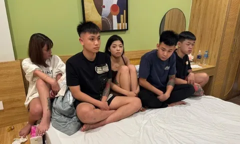 Đột kích căn hộ chung cư cao cấp, bắt tại trận 3 nam 2 nữ đang "thác loạn"