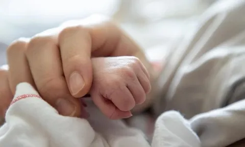Bệnh viện kết luận bé trai 1 tháng tuổi đã tử vong, 2 giờ sau bất ngờ sống lại trong túi đựng thi thể