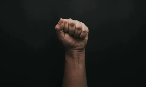 Ghen tuông, người phụ nữ bỏ thuốc, giam giữ và hành hạ tình nhân như thời trung cổ nhiều ngày
