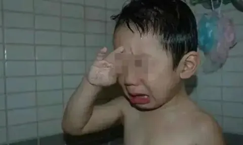 Bé trai 2 tuổi cứ đến giờ tắm là khóc thét, bác sĩ không tìm ra bệnh: Lời thú nhận của bà nội hé lộ sự thật khiến cả nhà bàng hoàng