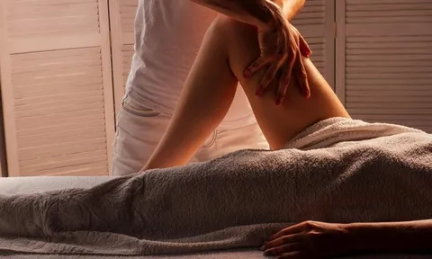 Đang lên giường với 'nhân viên massage' ở khách sạn, khách nữ hoảng hốt phát hiện điều bất thường của đối phương rồi trình báo công an