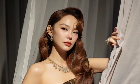 Minh Hằng gây bão mạng xã hội với màn tái xuất khoe dáng nuột nà ở tuổi U40