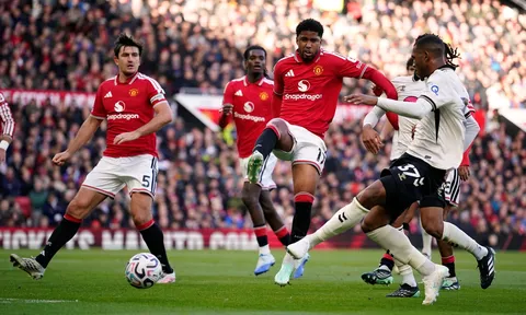 Man Utd họp khẩn sa thải Carrick: Eddie Howe bất ngờ dẫn đầu danh sách thế chỗ?