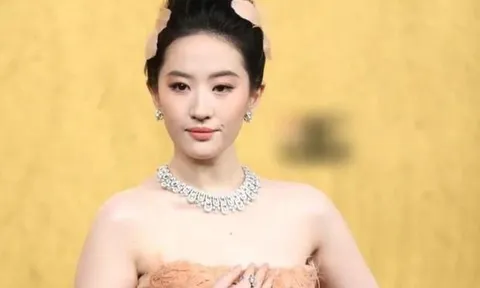“Thần tiên tỷ tỷ” nhận ý kiến trái chiều vì thái độ "phớt lờ” đàn em tại sự kiện