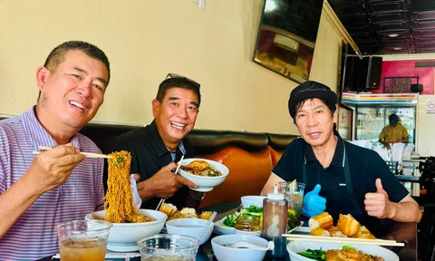 Nam nghệ sĩ hài 62 tuổi bán mì ở Mỹ, chuẩn bị đón con chung với vợ kém 30 tuổi