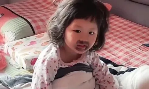 Ngủ dậy thấy miệng mọc vết bầm đen, bé gái khóc thét, mẹ phát hiện nguyên nhân từ món con ăn mỗi ngày