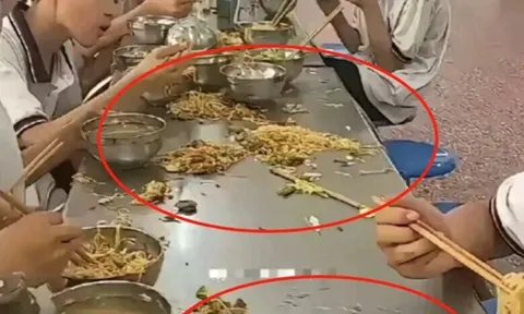 Bức ảnh học sinh cấp 2 ăn trưa ở căn tin trường khiến phụ huynh sửng sốt: Nhìn kỹ mới thấy điều bất thường