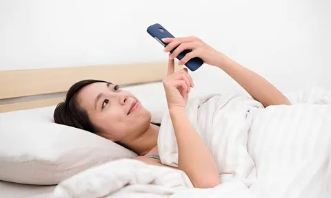 Vừa thức dậy đã cầm điện thoại, chuyên gia cảnh báo 5 tác hại khôn lường
