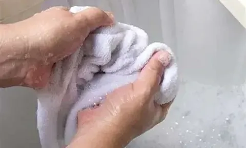 Khăn lau tay trong phòng tắm, nhà bếp có thể chứa đầy vi khuẩn nếu mắc 5 sai lầm này