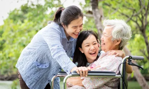 Muốn con cái sống hạnh phúc, cha mẹ về già nên tránh 3 cách ứng xử này