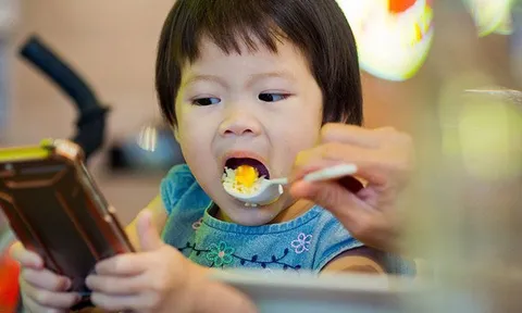 Cho trẻ xem điện thoại nhiều có hại thế nào? Chuyên gia chỉ ra loạt hệ lụy đáng lo