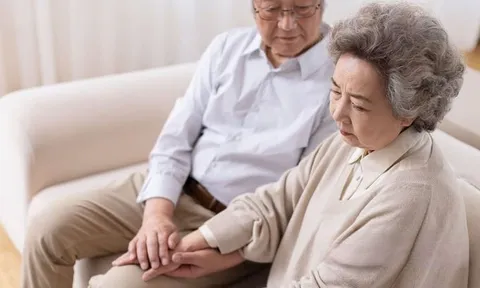 Trao hết tài sản cho con, vợ chồng gần 70 tuổi hối hận vì một quyết định
