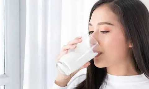 Uống sữa mỗi ngày tốt hay hại cho da? Sự thật khiến nhiều người bất ngờ