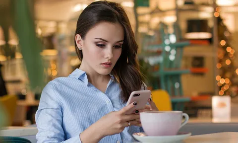 Cúi đầu quá lâu khi dùng điện thoại: Bác sĩ cảnh báo 3 tác hại ít người ngờ tới