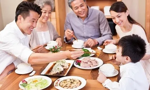 5 thói quen trong bữa tối âm thầm gây hại sức khỏe, nhiều người mắc phải mỗi ngày