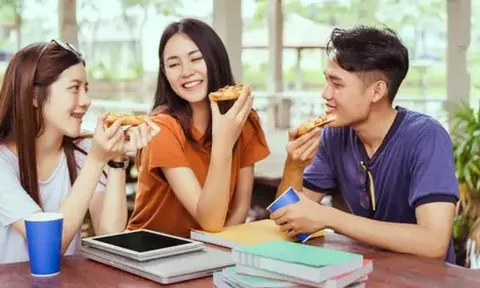 Ăn vặt mỗi ngày, cơ thể có thể “trả giá”: Bác sĩ cảnh báo điều nhiều người bỏ qua