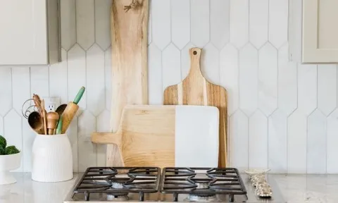 Thớt gỗ hay thớt nhựa bẩn hơn? Điều nhiều gia đình đang hiểu lầm
