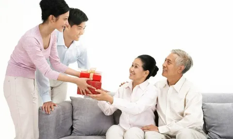 Báo hiếu thời hiện đại: Khi yêu thương không thể đo bằng tiền