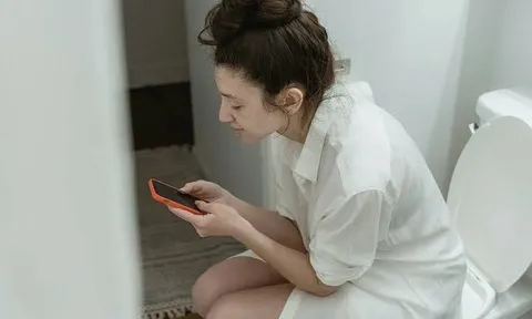 Ngồi bồn cầu quá 5 phút, đặc biệt còn cầm điện thoại: Thói quen nhiều người mắc có thể hại sức khỏe