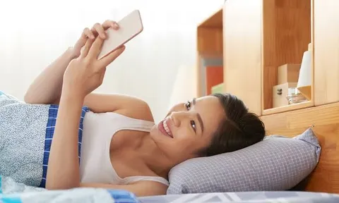 Vừa thức dậy đã cầm điện thoại, nhiều người không biết cơ thể đang chịu những tác động này