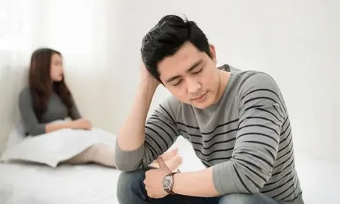 Thầy giáo của con gái là tình cũ của vợ, liên tục tặng quà và kèm riêng: Chồng đòi chuyển lớp, dân mạng tranh cãi