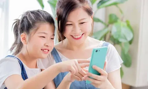 Cha mẹ EQ cao không giành điện thoại của con, họ làm điều này