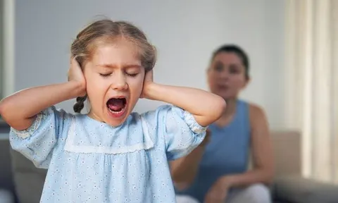Con có 7 biểu hiện này, cha mẹ đừng vội bênh: Có thể đang nuôi con sai cách