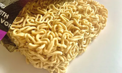 Vì sao mì ăn liền không làm sợi thẳng như mì Ý? Bí mật nằm ở đây