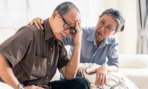 Người cha 75 tuổi ngậm ngùi vì giao lương hưu, tiền tiết kiệm cho con trai rồi phải ngửa tay xin từng đồng