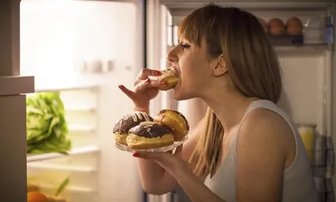 22h bụng đói có nên ăn không? Chuyên gia chỉ cách ăn đêm để không ảnh hưởng giấc ngủ
