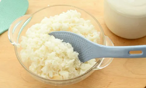 Vì sao muôi xới cơm nhựa luôn có những hạt tròn li ti? Công dụng thật sự khiến nhiều người bất ngờ