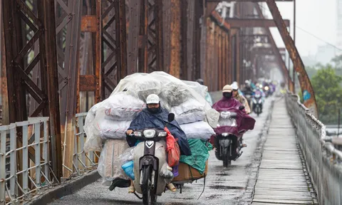 Không khí lạnh đầu mùa tràn về, miền Bắc chuyển mát, Trung Bộ và Nam Bộ mưa lớn